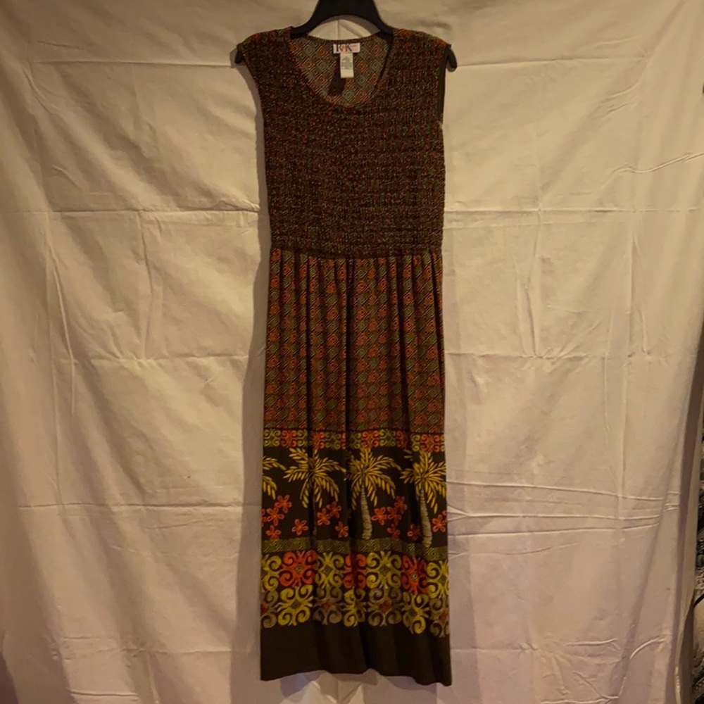 R&K Originals, size 8, with brown & tan designs, and palm trees.